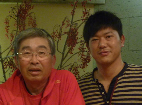 12年11月、内海と写真に納まる小谷氏