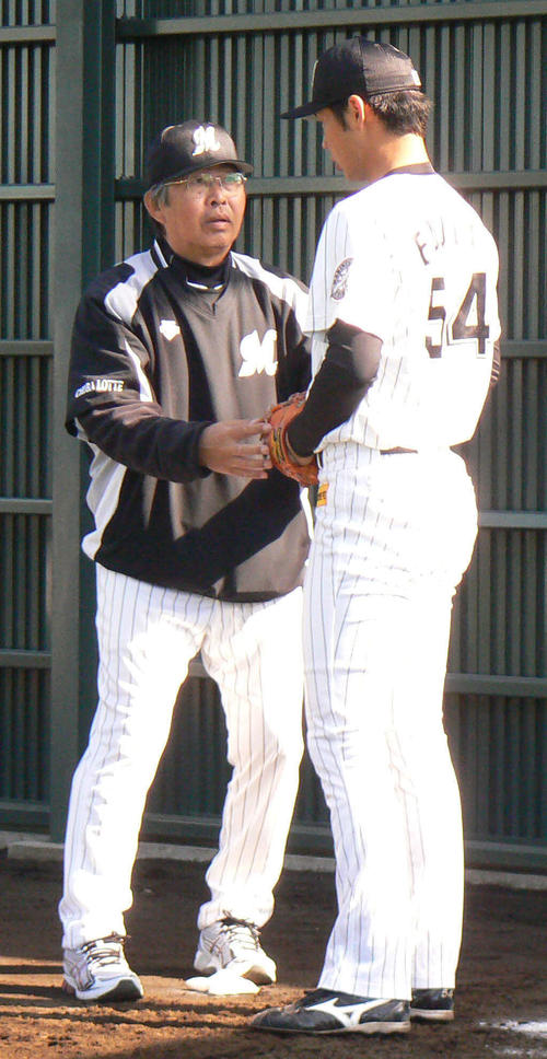 12年11月、ロッテ藤谷（右）を指導をする小谷2軍投手コーチ