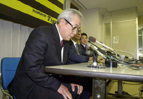 01年12月、阪神野村監督は神妙な面もちで辞任会見を行った
