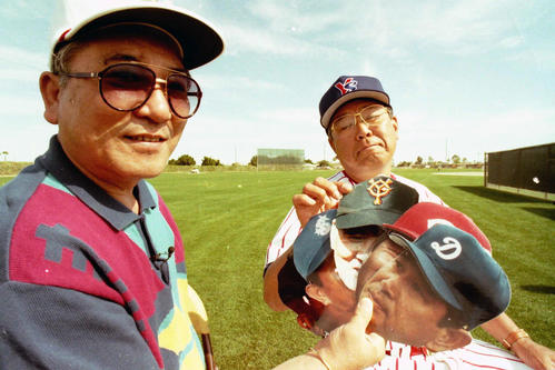 96年2月、森祗晶氏（左）との対談で、ヤクルト野村克也監督はセ・リーグ監督のカードの中から巨人長嶋茂雄監督をターゲットとして引く