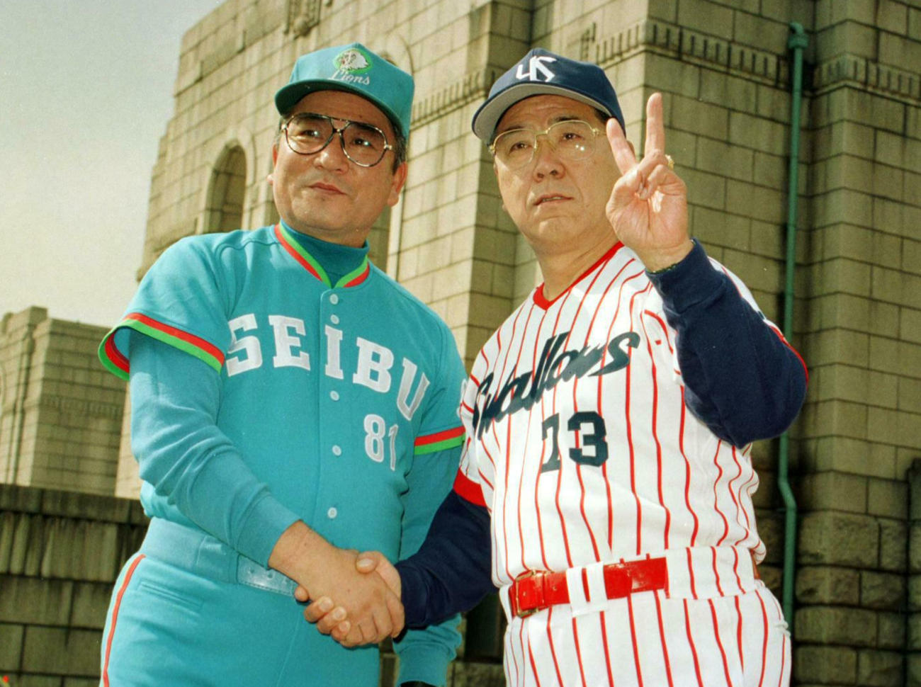 92年10月、日本シリーズ第1戦を翌日に控え写真に納まる西武森監督（左）とヤクルト野村監督