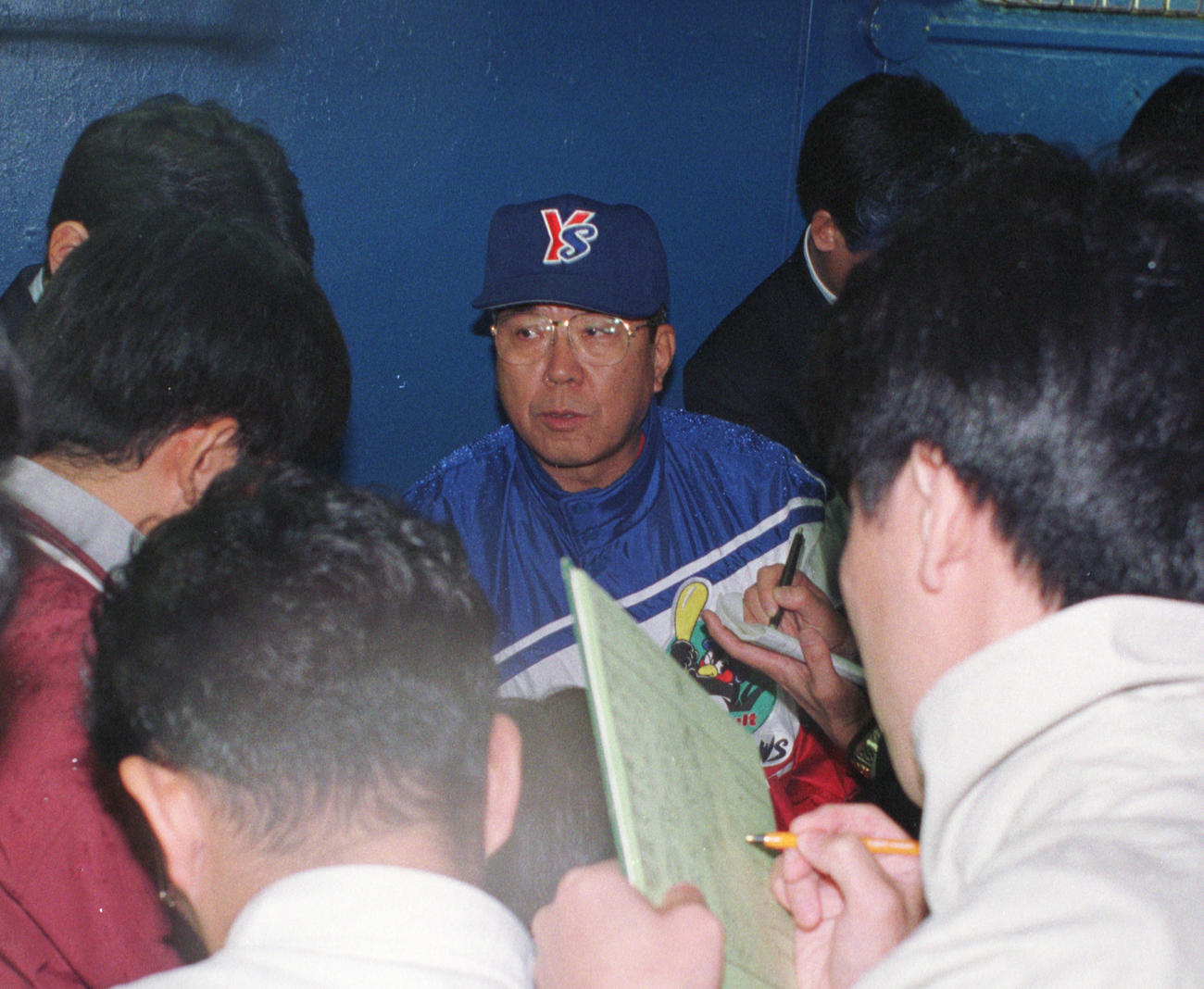 94年5月、巨人戦の試合後、報道陣に囲まれるヤクルト野村監督