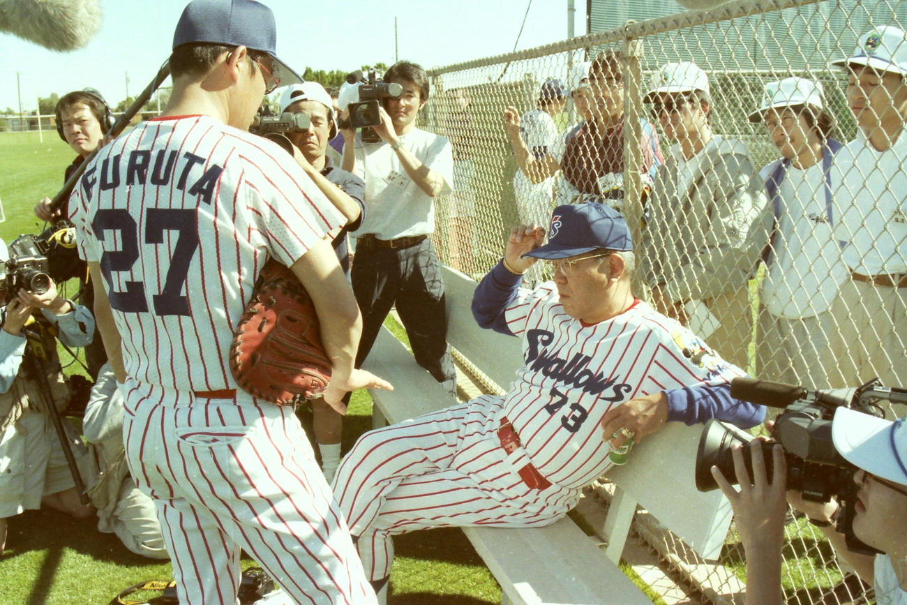 95年2月、米国ユマキャンプで報道陣に囲まれながら古田（左）と談笑するヤクルト野村監督