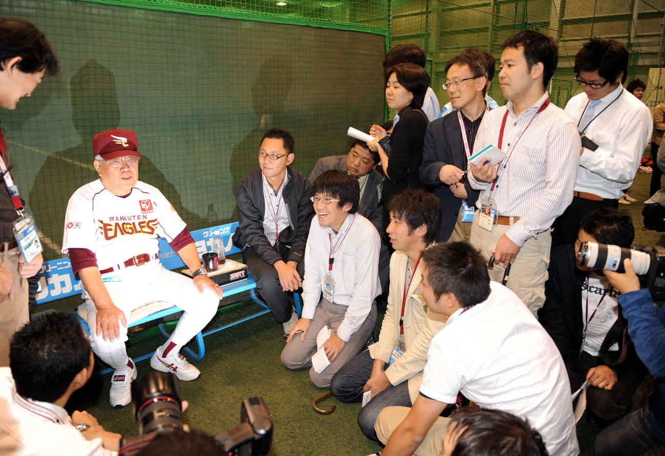 09年10月、ソフトバンク戦が雨天中止となり報道陣と話す楽天野村監督