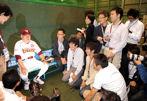 09年10月、ソフトバンク戦が雨天中止となり報道陣と話す楽天野村監督