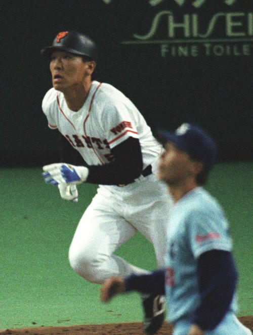 93年5月、ヤクルト高津（手前）からプロ初本塁打を放つ巨人松井