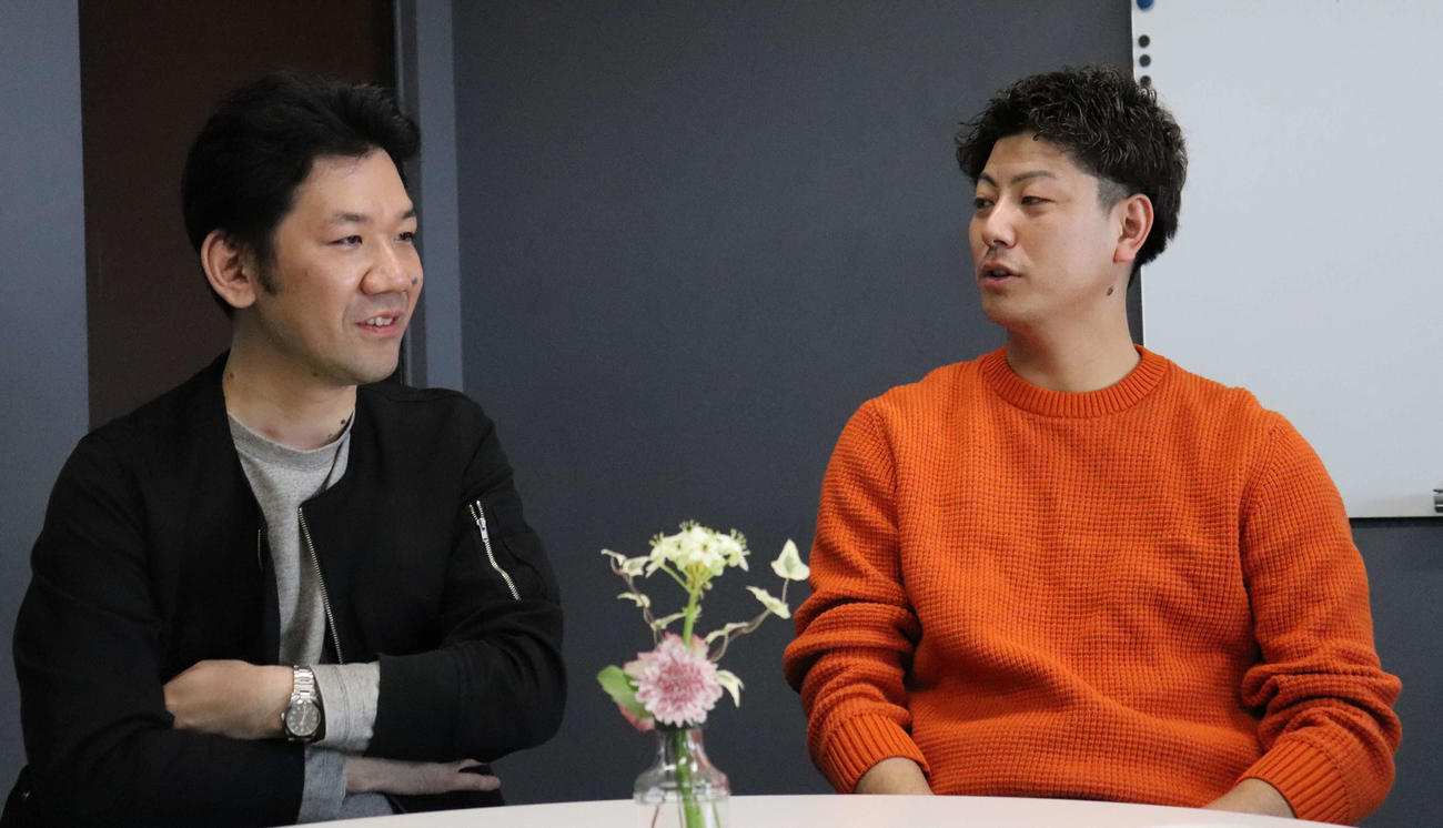 動画配信者「ライバー」として活動する元広島斉藤悠葵氏（右）と、ライバーの支援を手掛ける株式会社Viibarの北沢哲也さん（撮影・湯本勝大）