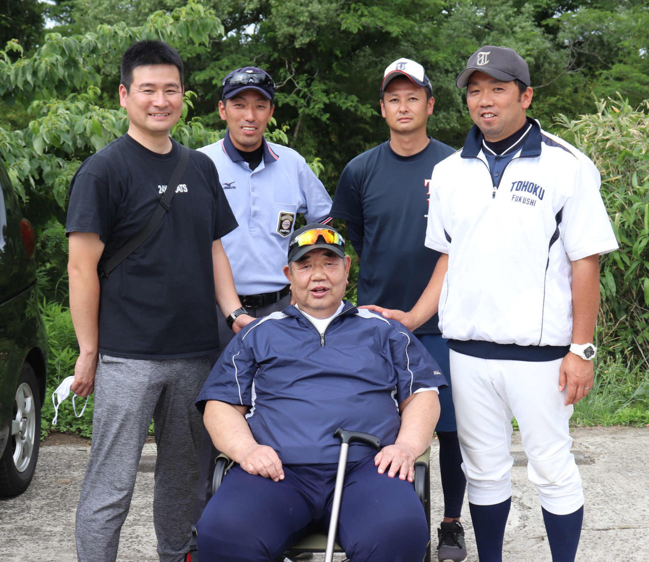 仙台に戻り、写真左から、教え子の我妻敏さん、砂田健二さん、山尾保仁さん、中町方成さんに囲まれ笑顔の若生正広氏（中央）