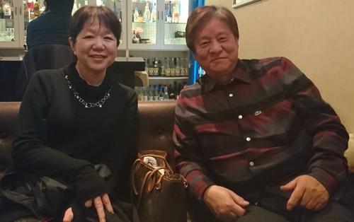 ロッテファンの看護師の子安浩子さん（左）と夫吉治さん