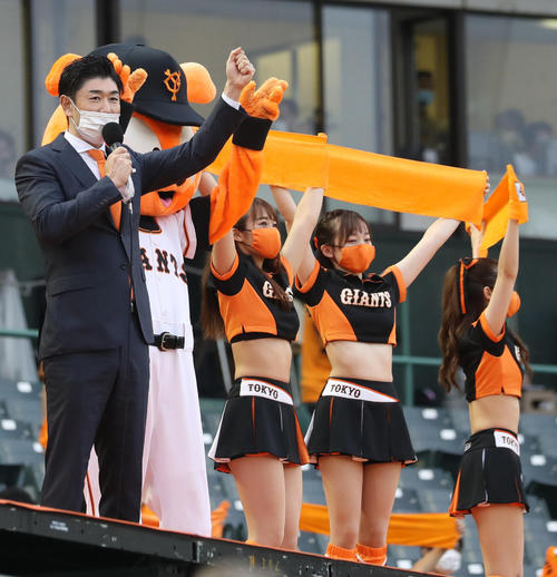 11日、ほっともっとフィールド神戸でのヤクルト戦に登場した東京ドームスタジアムDJの高橋さん（左）