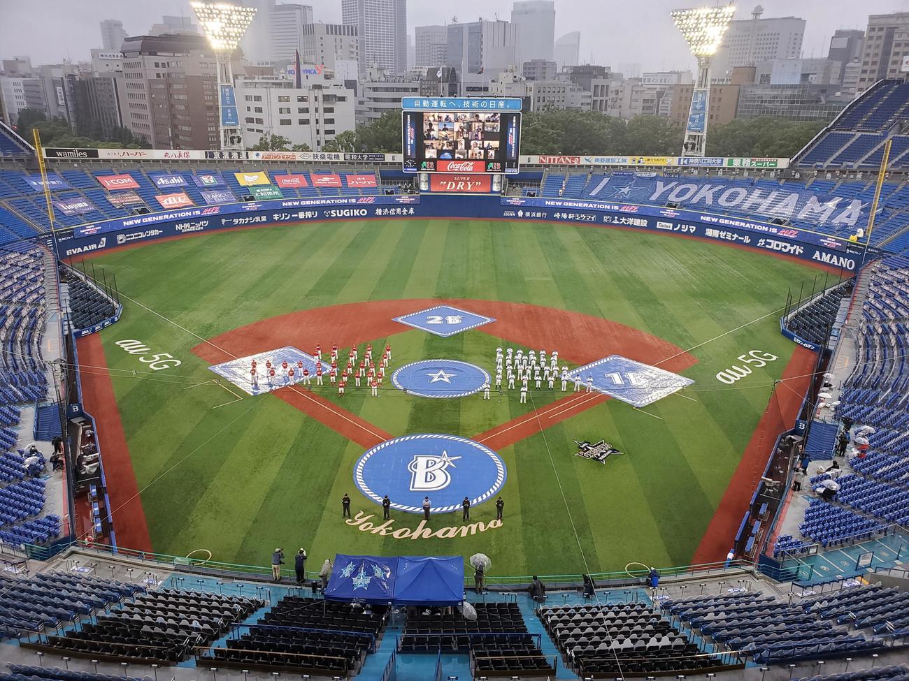 6月19日、試合前に医療従事者への感謝を込め拍手を送るDeNAと広島の選手（「日産スタースイート」から撮影）