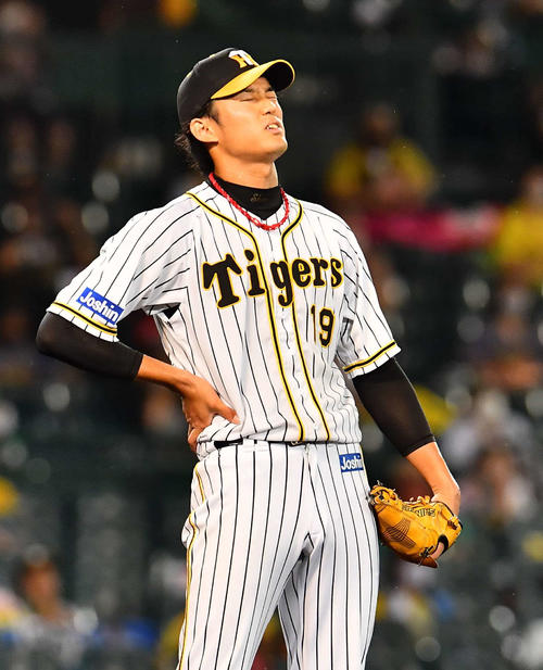 23日、広島戦の6回、ピレラに逆転満塁本塁打を浴び悔しそうな表情を見せる阪神藤浪