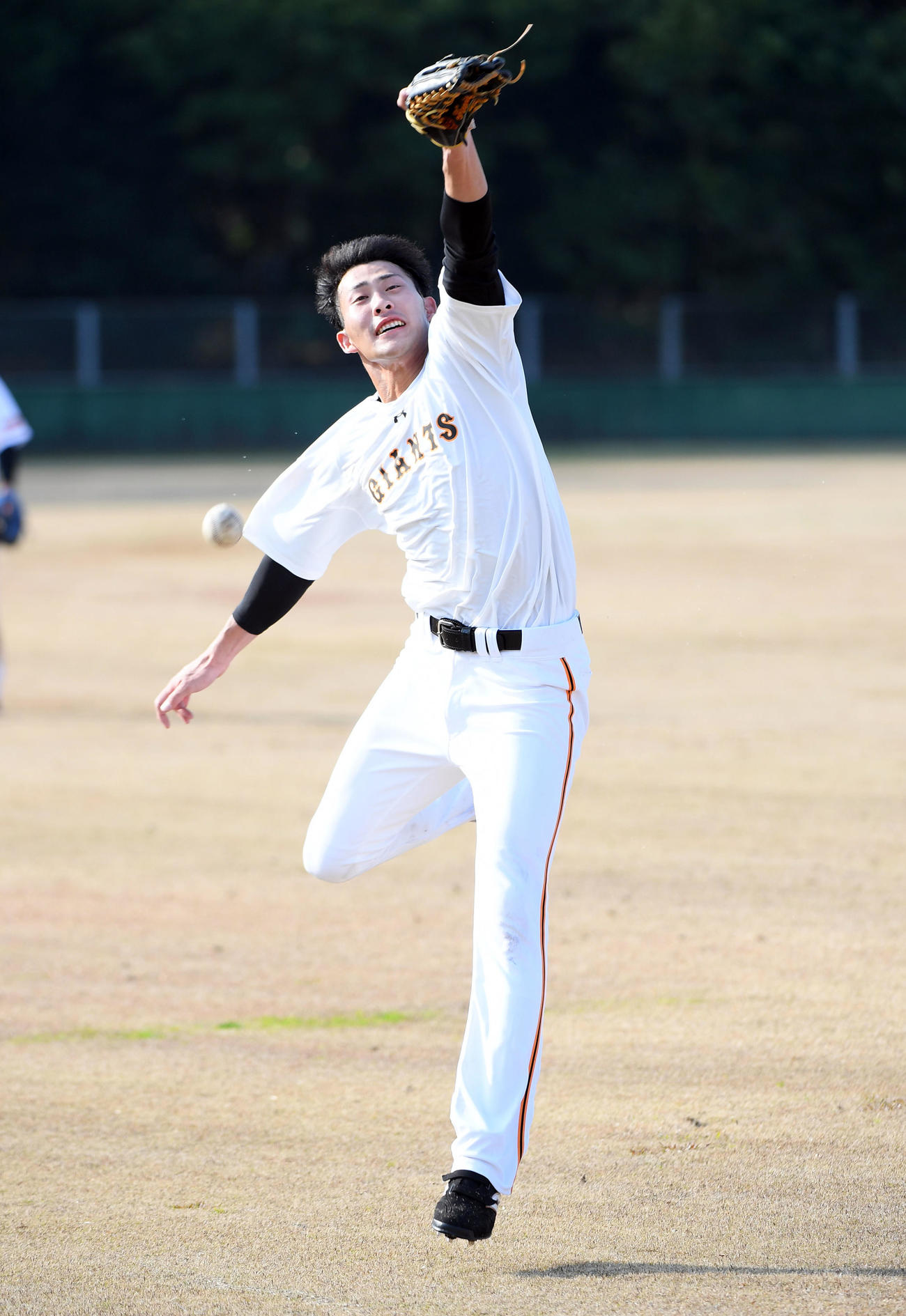 2月、春季キャンプで特守を受ける巨人村上海斗