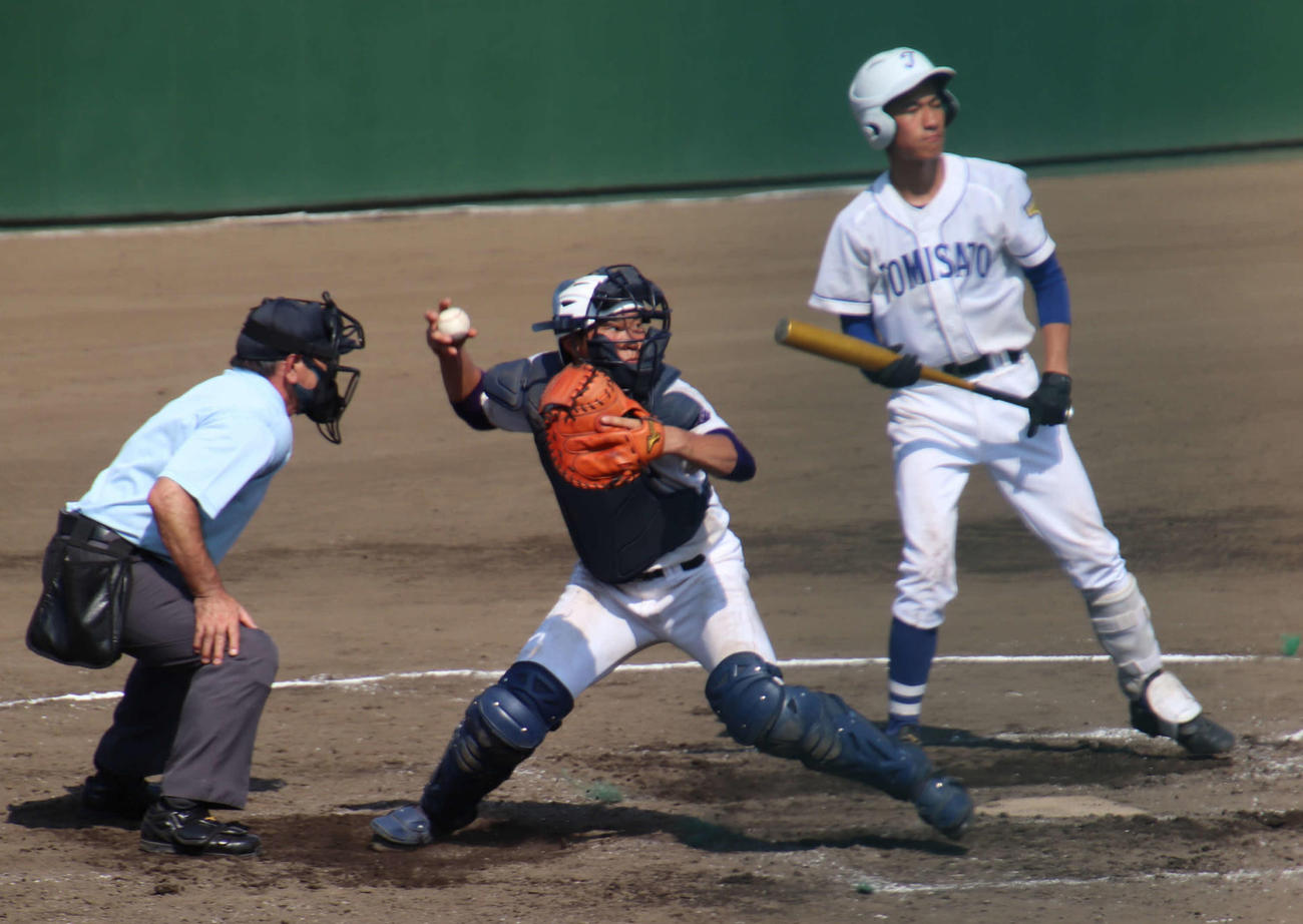 成田対富里　3回裏富里2死一塁、一塁に送球する成田・古谷（中央）（撮影・保坂淑子）