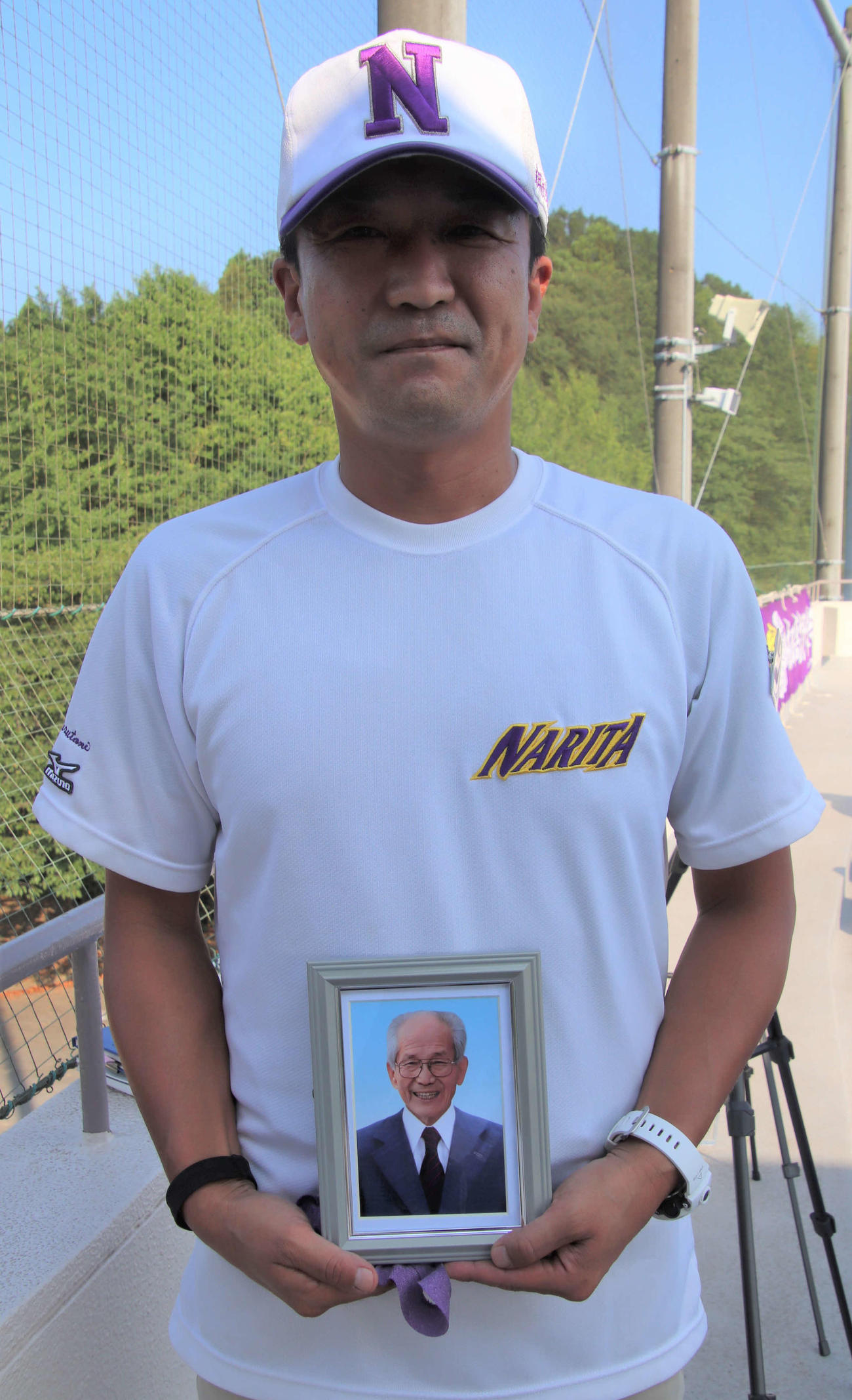 古谷の祖父の遺影を持ち応援する父泰文さん（撮影・保坂淑子）