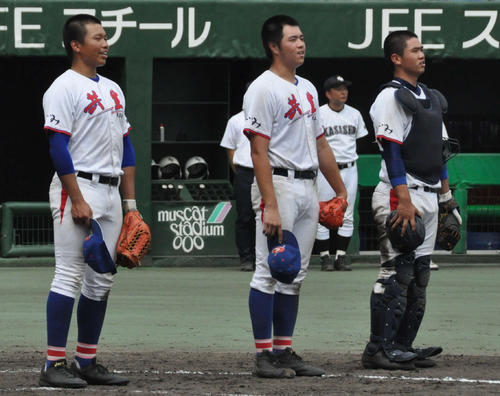 初戦を突破して校歌を歌う、左から蘇翊、劉郡廷、林承緯主将