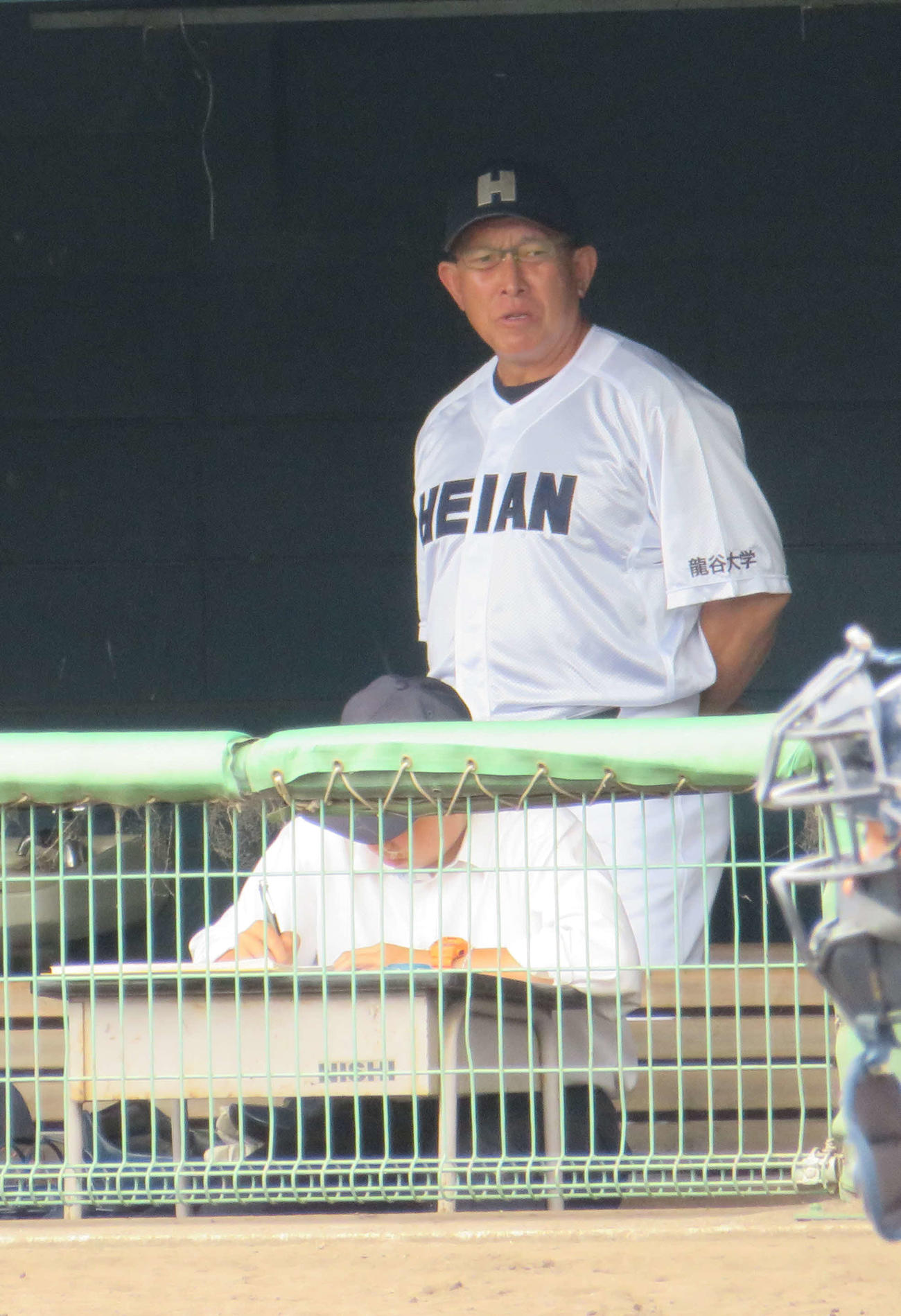 7月24日、嵯峨野戦で戦況を見つめる龍谷大平安・原田監督（撮影・磯綾乃）
