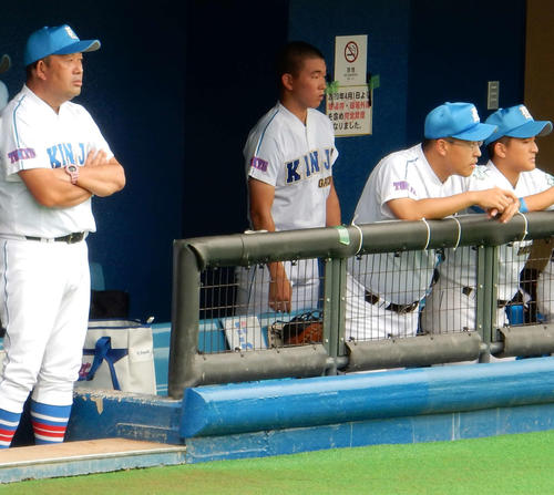 東東京大会の2回戦、大森学園戦で渋い表情のままグラウンドを見つめる錦城学園・玉木監督(左)