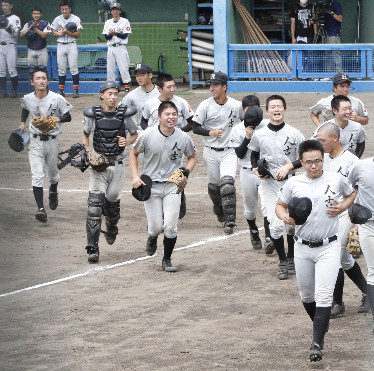 7月、御船・矢部戦で校歌を歌い終え笑顔でベンチ前に向かう人吉の選手たち