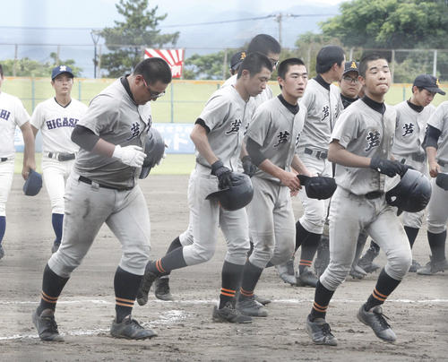 7月、八代東戦で7回コールド負けで引き揚げる芦北の選手たち