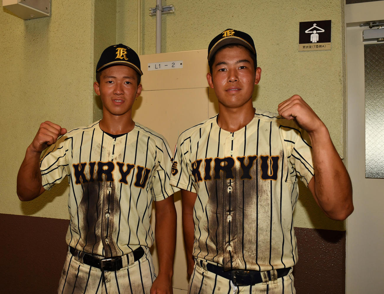 7月、高崎商大付に勝利しガッツポーズする桐生第一・福士（左）と広瀬