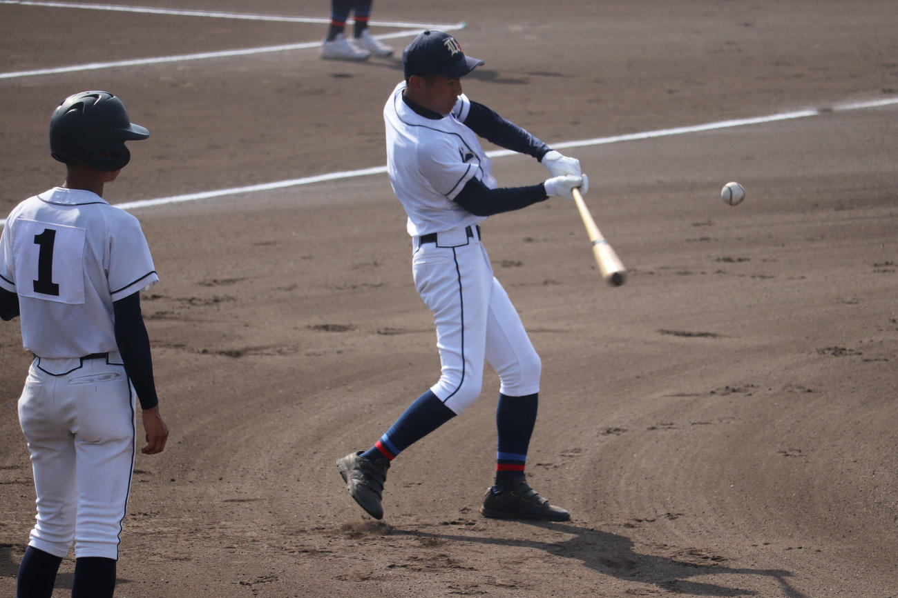 2日、美原戦の試合前にノックを打つ上宮太子・音野