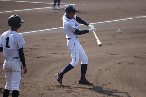 2日、美原戦の試合前にノックを打つ上宮太子・音野