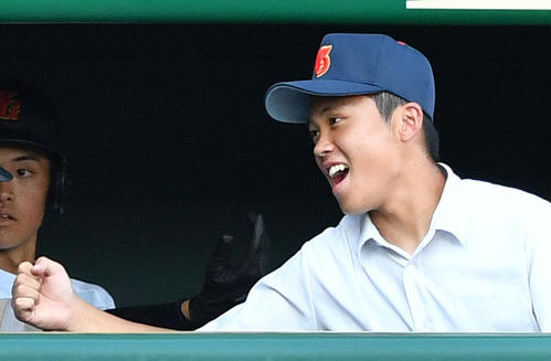 17日、甲子園交流試合の白樺学園戦で、河野修慈の中越え3点適時二塁打で追加点を奪いベンチで笑顔を見せる河瀬貴洋記録員