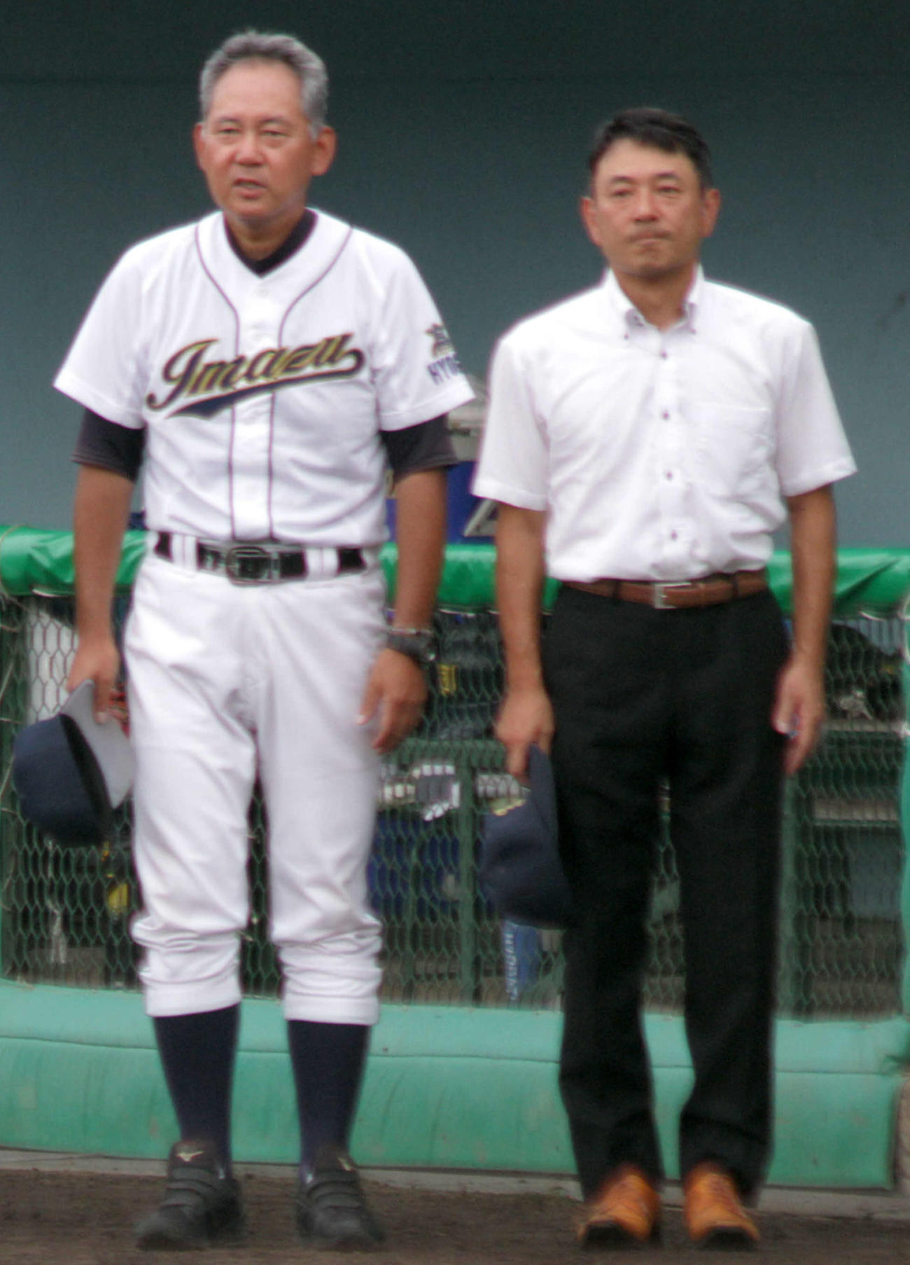 7月24日、宝塚東戦であいさつに立つ西宮今津・林秀樹監督（左）と清水次郎部長