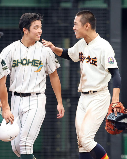 23日、埼玉大会決勝で敗れた昌平・渡辺（左）は狭山ケ丘ナインと笑顔で健闘をたたえ合う