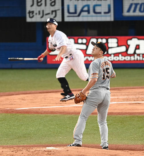 7月、ヤクルト戦の1回裏、青木に右越え2点本塁打を浴びる巨人沢村
