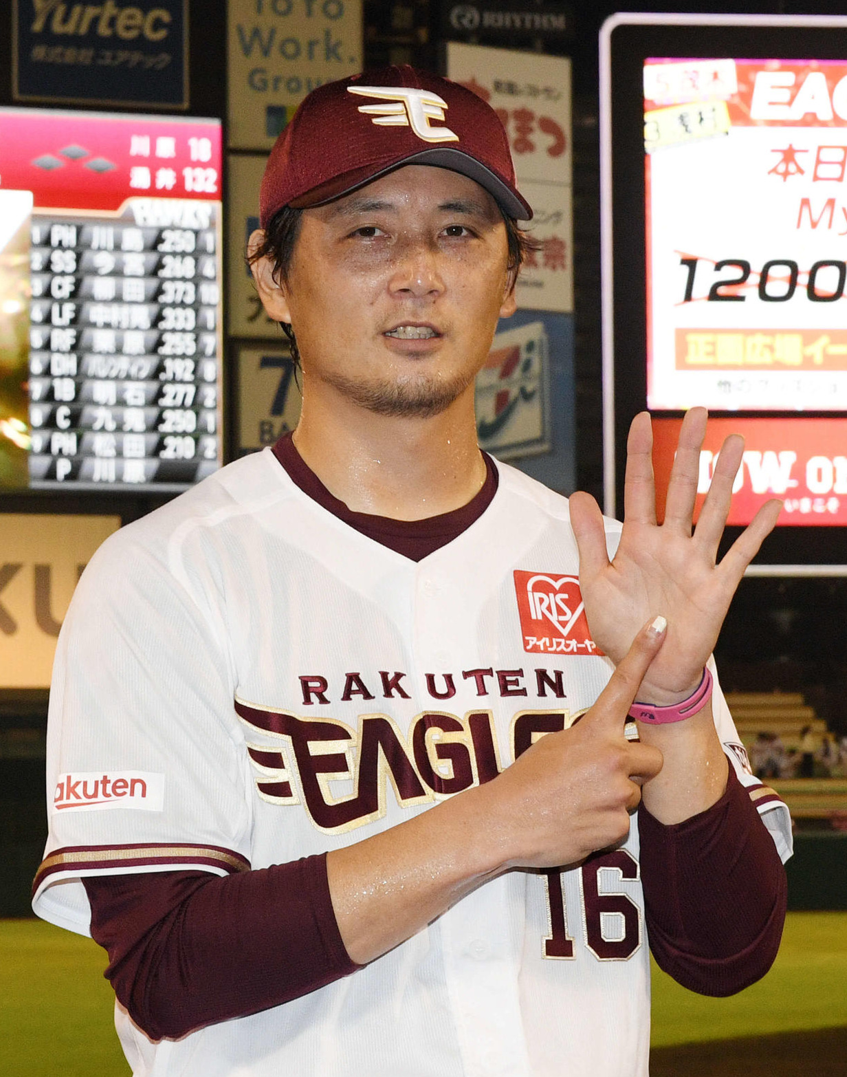 8月、ソフトバンク戦を完封勝利で6勝目の楽天涌井は「6」のポーズを決める