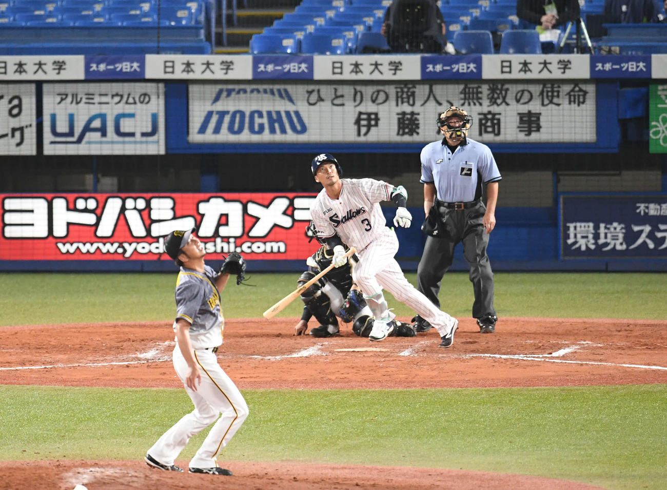 6月25日、阪神戦で9回にサヨナラ3点本塁打を放つ西浦。投手藤川