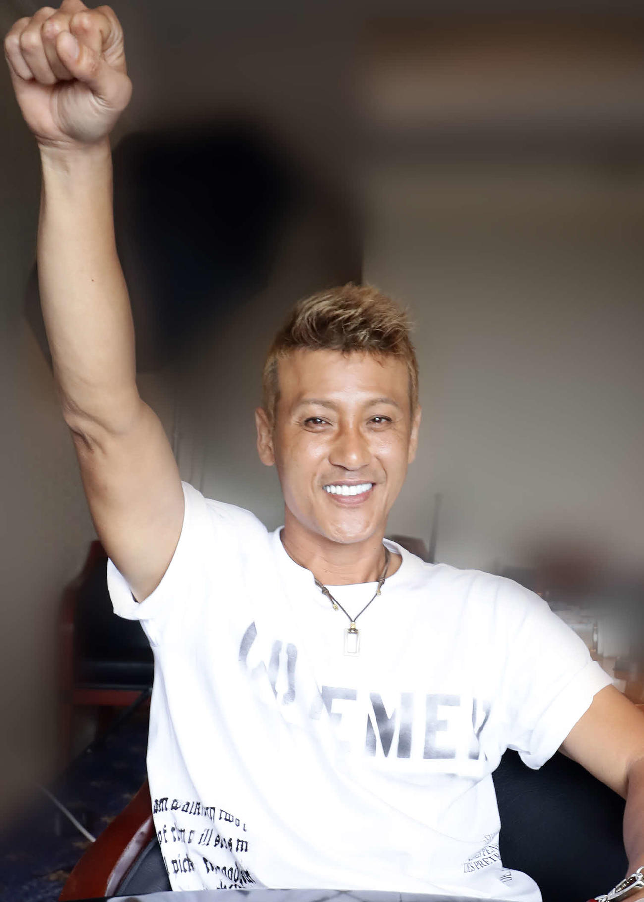 笑顔でガッツポーズする新庄剛志氏
