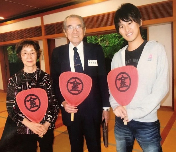 祖父の井沢昭也さん（中央）祖母美代子さん（左）と並ぶ西武の田代広報（12年撮影、田代さん提供）