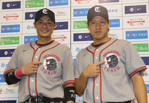 13年7月、「ライオンズ・クラシック2013」で、胸の東京セネタースのロゴを指さす西武牧田（右）と鬼崎