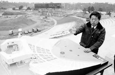 78年12月、工事中の西武球場を視察する西武・堤義明オーナー。球場は、シーズン開幕後の79年4月8日に完成した