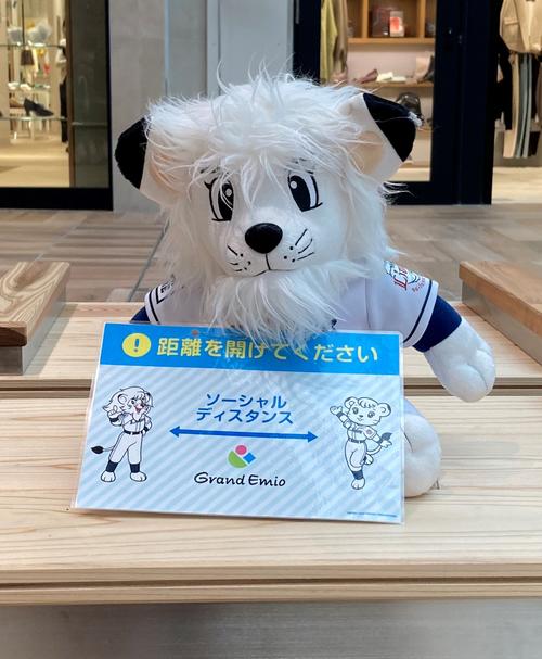 所沢駅の商業施設「グランエミオ所沢」のベンチに置かれた球団マスコット「レオ」のぬいぐるみ。西武グループにおけるシナジーの一例と言えそうだ