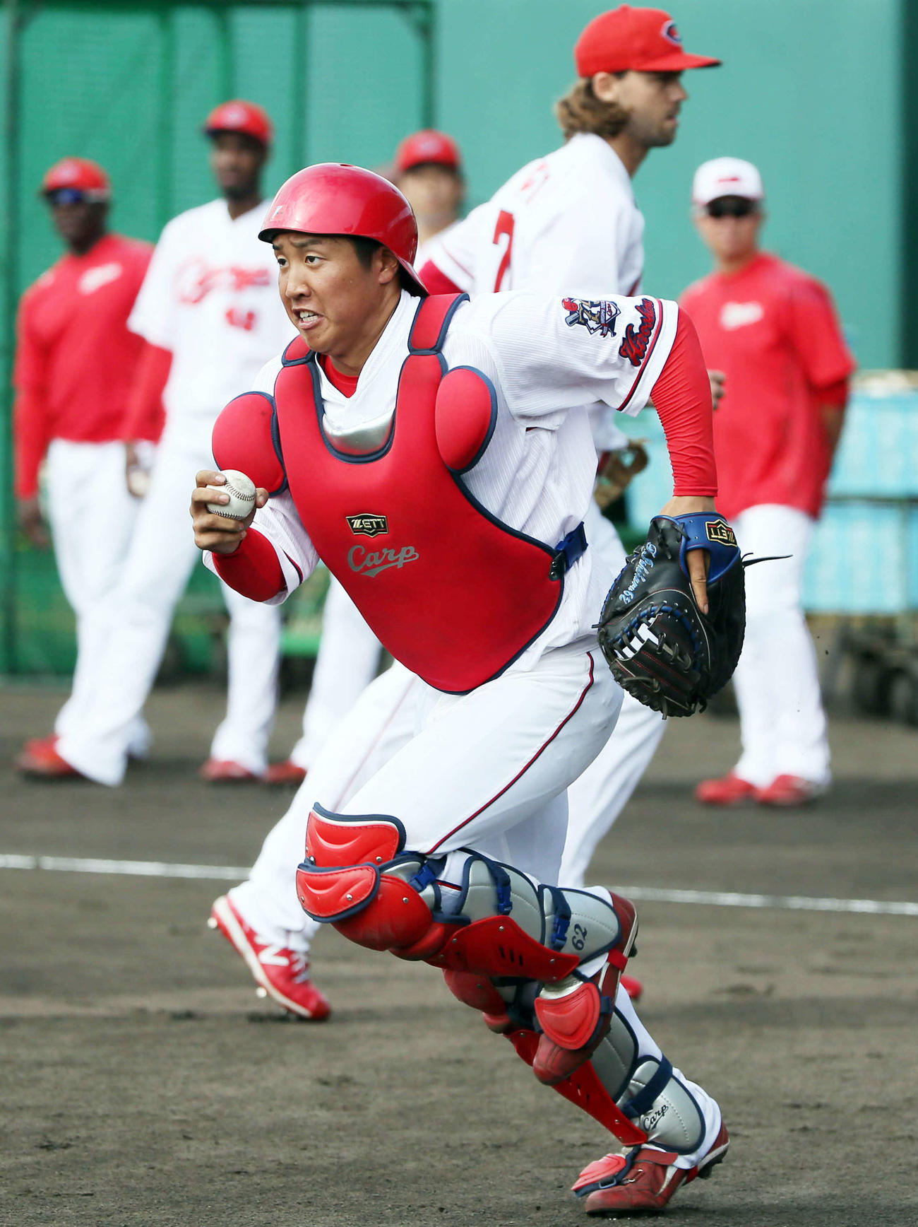 2月、春季キャンプでの投内連係で軽快な動きを見せる石原貴規