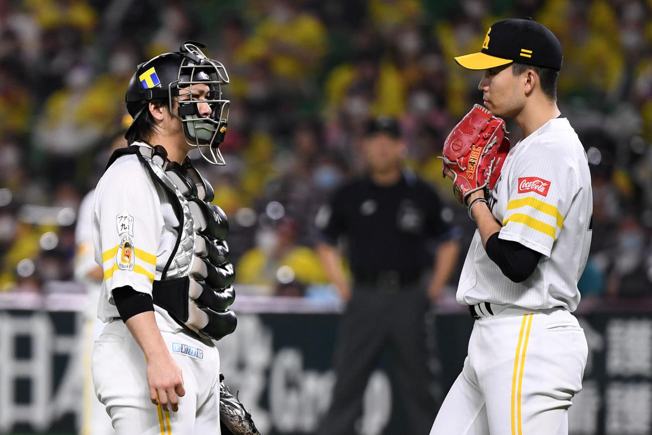 14日、パ・リーグCS第1戦　ソフトバンク対ロッテ　5回表、マウンド上で会話するソフトバンク甲斐（左）と千賀