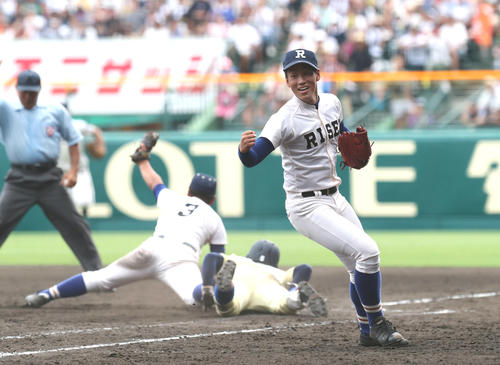 19年の夏の甲子園で初優勝を決め、ガッツポーズで駆けだす履正社・岩崎