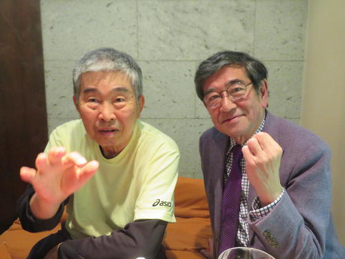 ポーズを決める小谷正勝氏と石坂浩二氏（撮影・久保賢吾）
