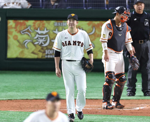 10月24日、阪神戦で原口に中前適時打を許し表情をなくす菅野
