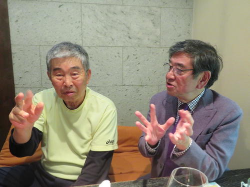 投球動作しながら、対談する小谷正勝氏と石坂浩二氏（撮影・久保賢吾）