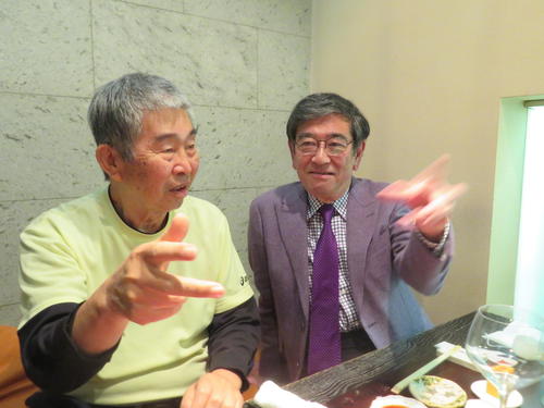 投球動作をしながら、対談する小谷正勝氏と石坂浩二氏