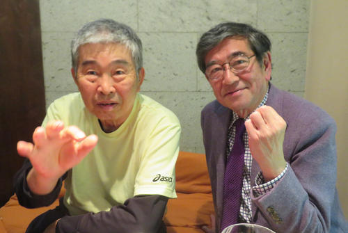 ポーズを決める小谷正勝氏（左）と石坂浩二