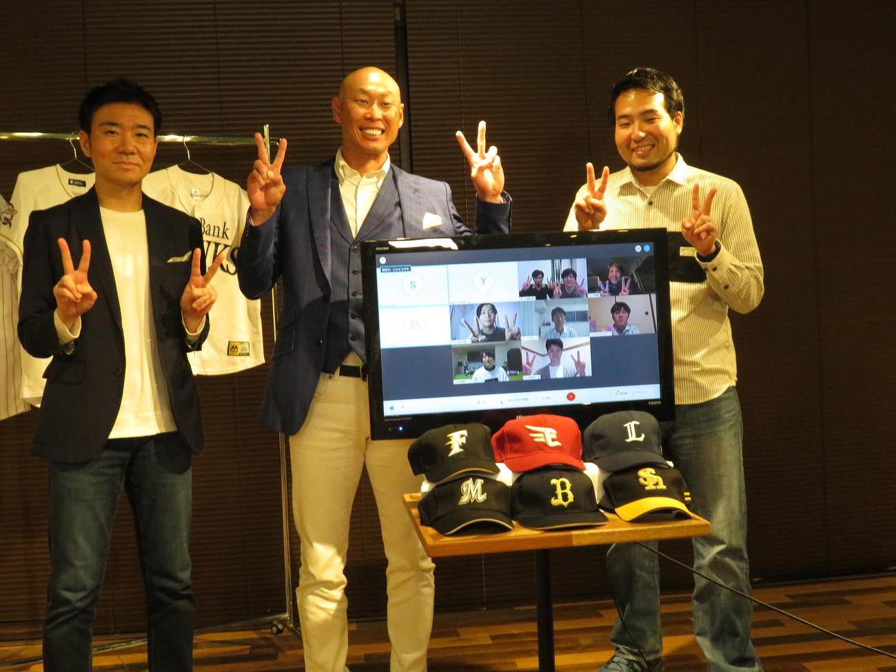 審査員を務めた森本稀哲氏（中央）。テレビ画面の中はオンライン中継された参加者