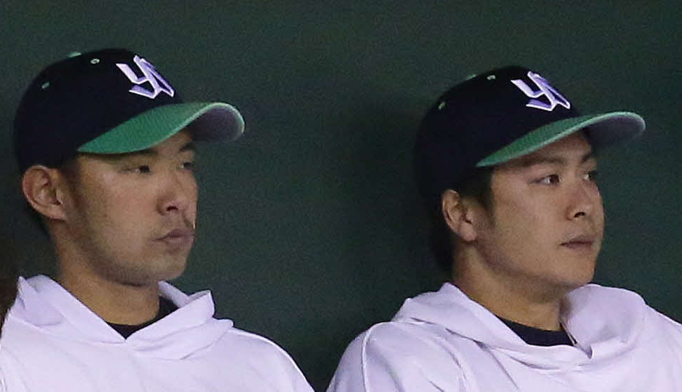 15年4月、ベンチから戦況を見つめる左から古野正人、中沢雅人