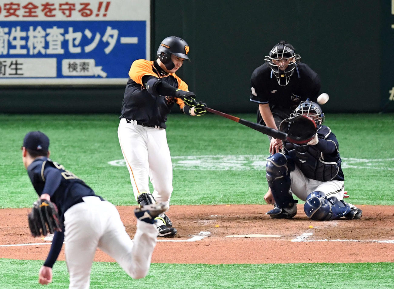 19年6月、オリックス戦の6回、2点本塁打を放つ丸。捕手は飯田