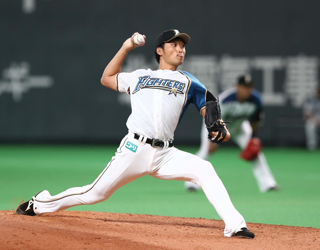 16年8月、オリックス戦で力投する日本ハム白村